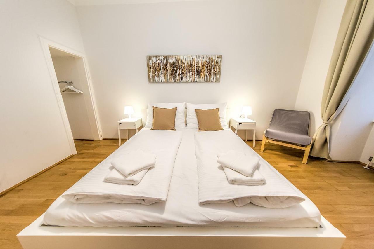 Beautiful City Apartment At Famous Ballgasse Viena Exterior foto